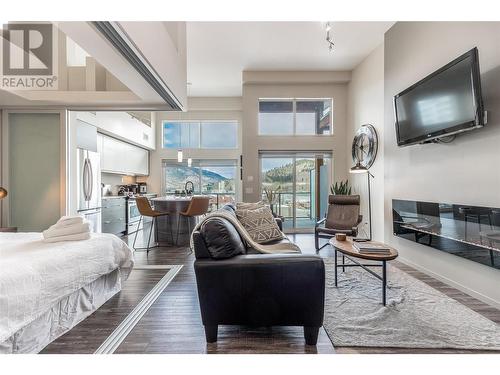 1290 St Paul Street Unit# 604, Kelowna, BC - Indoor Photo Showing Living Room With Fireplace
