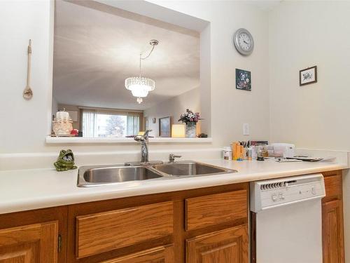 219-1329 Klo Road, Kelowna, BC - Indoor Photo Showing Kitchen With Double Sink
