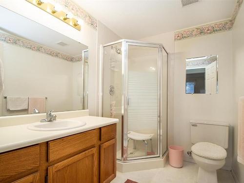 219-1329 Klo Road, Kelowna, BC - Indoor Photo Showing Bathroom