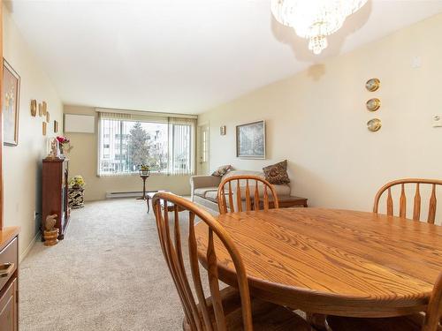 219-1329 Klo Road, Kelowna, BC - Indoor Photo Showing Living Room