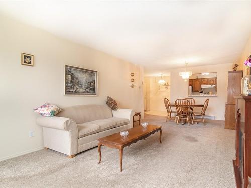 219-1329 Klo Road, Kelowna, BC - Indoor Photo Showing Dining Room