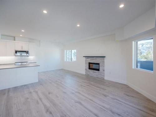 310-217 Elm Avenue, Penticton, BC - Indoor With Fireplace