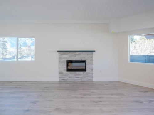 310-217 Elm Avenue, Penticton, BC - Indoor Photo Showing Living Room With Fireplace