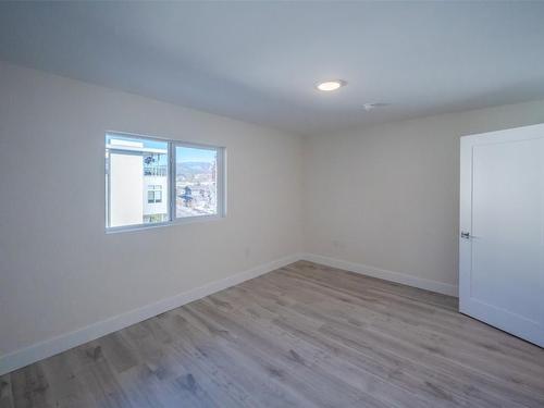 310-217 Elm Avenue, Penticton, BC - Indoor Photo Showing Other Room