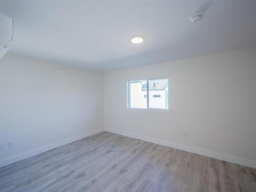 310-217 Elm Avenue, Penticton, BC - Indoor Photo Showing Other Room