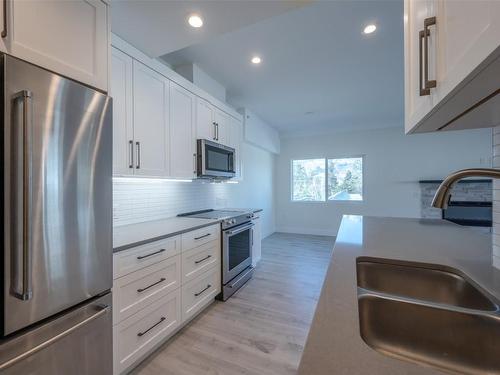 310-217 Elm Avenue, Penticton, BC - Indoor Photo Showing Kitchen