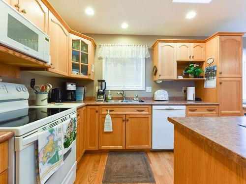 612 Red Wing Drive, Penticton, BC - Indoor Photo Showing Kitchen With Double Sink