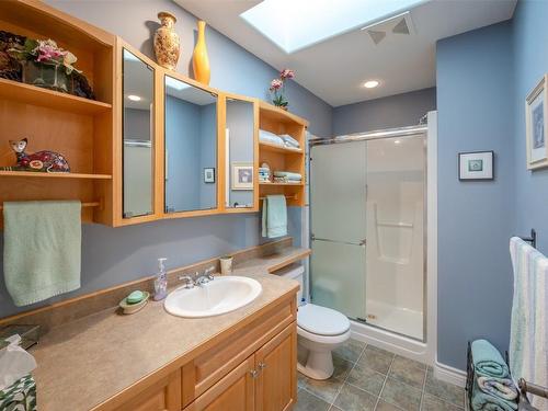 201-1065 Churchill Avenue, Penticton, BC - Indoor Photo Showing Bathroom