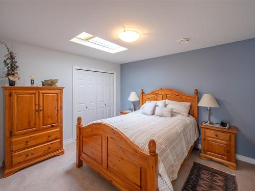 201-1065 Churchill Avenue, Penticton, BC - Indoor Photo Showing Bedroom
