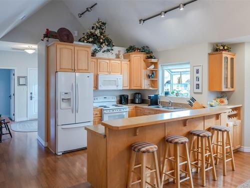 201-1065 Churchill Avenue, Penticton, BC - Indoor Photo Showing Kitchen With Double Sink