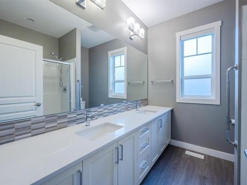 7-351 Warren Avenue, Penticton, BC - Indoor Photo Showing Bathroom
