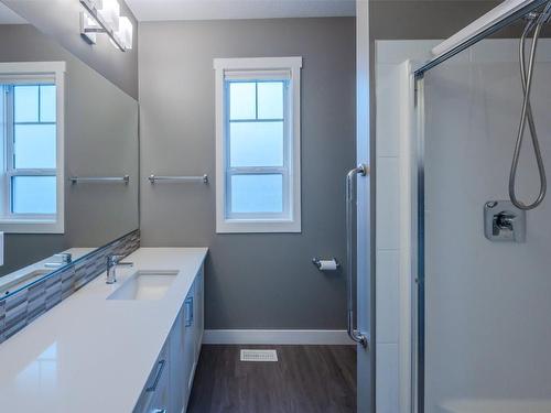 7-351 Warren Avenue, Penticton, BC - Indoor Photo Showing Bathroom
