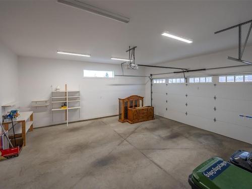 7-351 Warren Avenue, Penticton, BC - Indoor Photo Showing Garage
