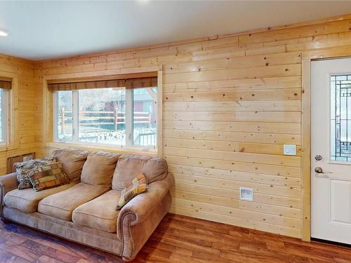 1205 Maple Street, Okanagan Falls, BC - Indoor Photo Showing Living Room
