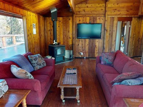 1205 Maple Street, Okanagan Falls, BC - Indoor Photo Showing Living Room