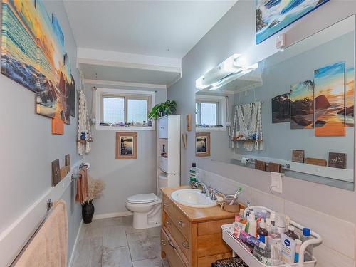 1734 Sandy Beach Rd, Mill Bay, BC - Indoor Photo Showing Bathroom