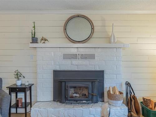 1734 Sandy Beach Rd, Mill Bay, BC - Indoor Photo Showing Living Room With Fireplace