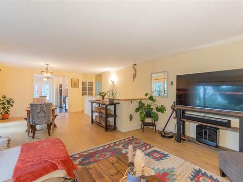 1734 Sandy Beach Rd, Mill Bay, BC - Indoor Photo Showing Living Room