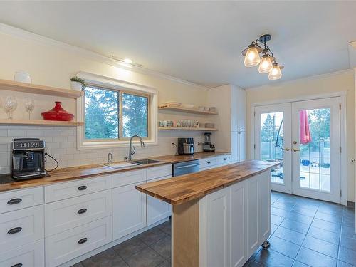 1734 Sandy Beach Rd, Mill Bay, BC - Indoor Photo Showing Kitchen