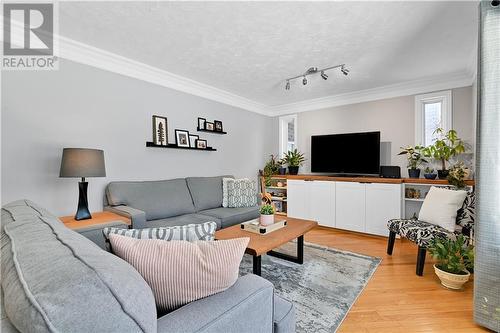 109 Moulinette Road, Long Sault, ON - Indoor Photo Showing Living Room