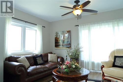 33 Gaddesby Crescent, Jackfish Lake, SK - Indoor Photo Showing Living Room