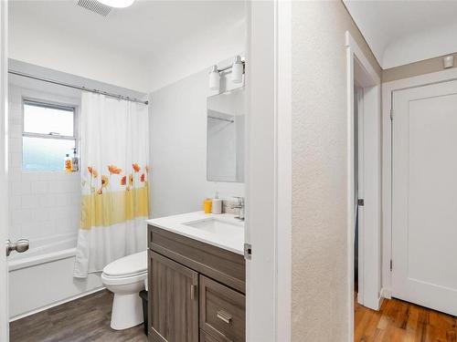 3145 Balfour Ave, Victoria, BC - Indoor Photo Showing Bathroom