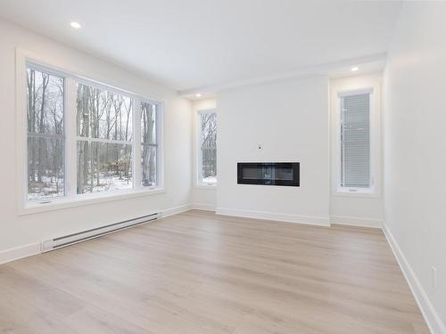 Salon - 102E Avenue, Notre-Dame-De-L'Île-Perrot, QC - Indoor Photo Showing Living Room With Fireplace