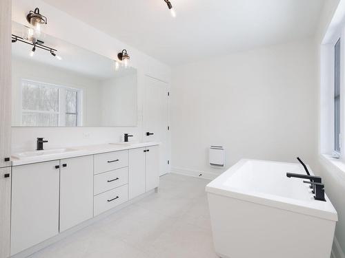 Salle de bains - 102E Avenue, Notre-Dame-De-L'Île-Perrot, QC - Indoor Photo Showing Laundry Room