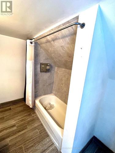 21 Elliot St, Kawartha Lakes, ON - Indoor Photo Showing Bathroom