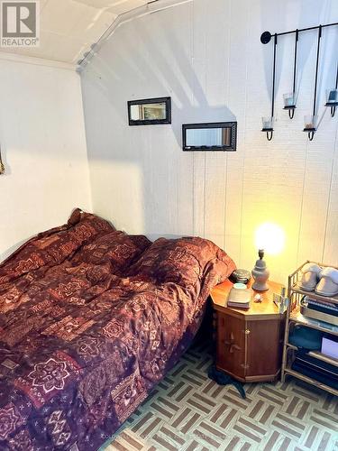 21 Elliot St, Kawartha Lakes, ON - Indoor Photo Showing Bedroom