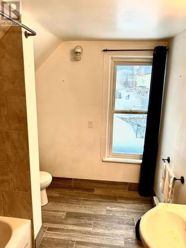 21 Elliot Street, Kawartha Lakes, ON - Indoor Photo Showing Bathroom