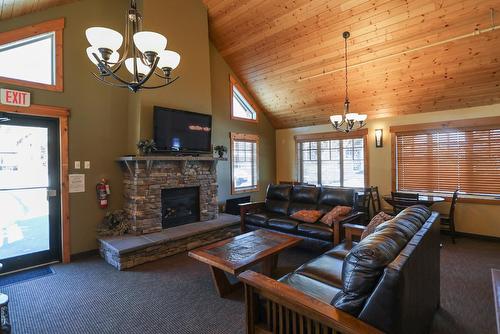 116 Dreamcatcher Way, Kimberley, BC - Indoor Photo Showing Living Room With Fireplace