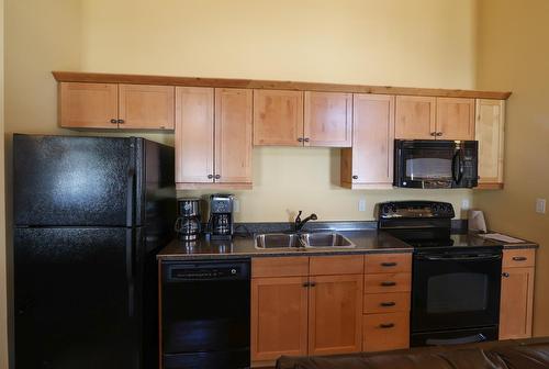 116 Dreamcatcher Way, Kimberley, BC - Indoor Photo Showing Kitchen With Double Sink