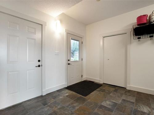326 Morgan Rd, Ladysmith, BC - Indoor Photo Showing Living Room