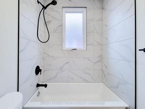208 Holmesdale Ave, Hamilton, ON - Indoor Photo Showing Bathroom