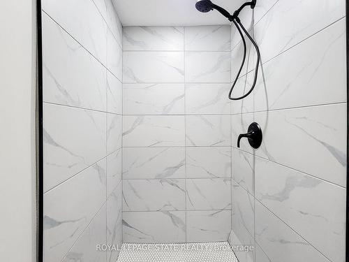208 Holmesdale Ave, Hamilton, ON - Indoor Photo Showing Bathroom