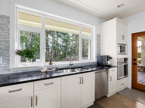 7117 Veyaness Rd, Central Saanich, BC - Indoor Photo Showing Kitchen With Double Sink