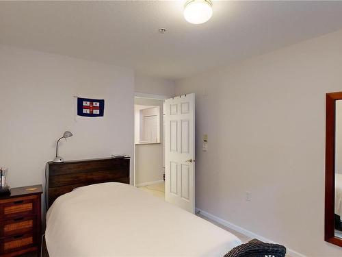 209-500 Argyle Lane, Gabriola Island, BC - Indoor Photo Showing Bedroom