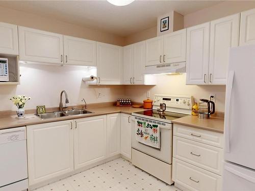 209-500 Argyle Lane, Gabriola Island, BC - Indoor Photo Showing Kitchen With Double Sink