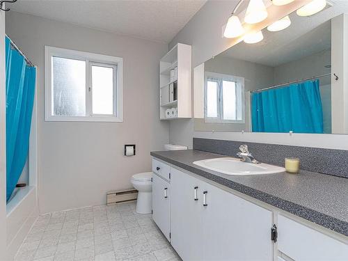 104 St. George St, Nanaimo, BC - Indoor Photo Showing Bathroom