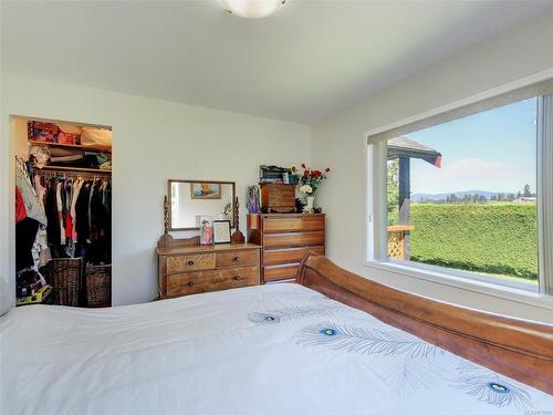 4360 Trans Canada Hwy, Cobble Hill, BC - Indoor Photo Showing Bedroom