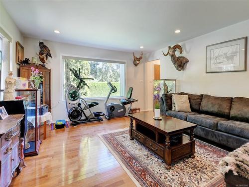 4360 Trans Canada Hwy, Cobble Hill, BC - Indoor Photo Showing Living Room