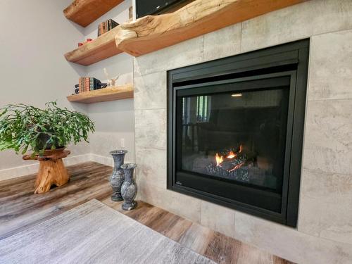 184 Shadow Mountain Boulevard, Cranbrook, BC - Indoor Photo Showing Living Room With Fireplace