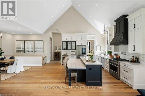 110 Millpond Rd, Niagara-On-The-Lake, ON - Indoor Photo Showing Kitchen With Upgraded Kitchen