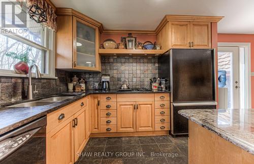 7 Squire Court, Waterloo, ON - Indoor Photo Showing Kitchen With Double Sink