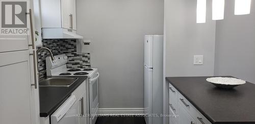 233 Lakeshore Rd E, Mississauga, ON - Indoor Photo Showing Kitchen