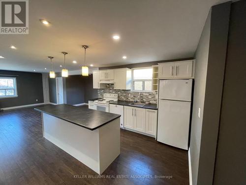 233 Lakeshore Rd E, Mississauga, ON - Indoor Photo Showing Kitchen