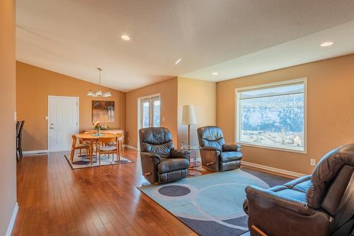 8150 Birchwood Drive, Trail, BC - Indoor Photo Showing Living Room