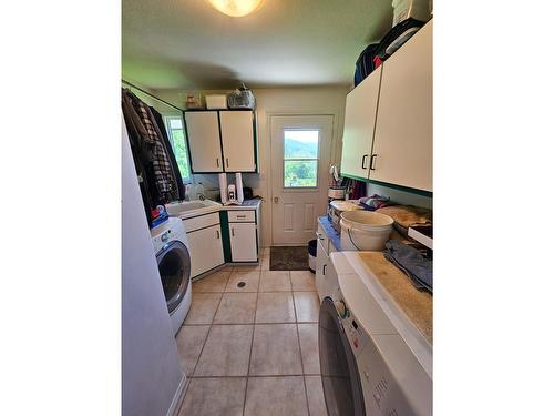 1392 Relkoff Road, Castlegar, BC - Indoor Photo Showing Laundry Room