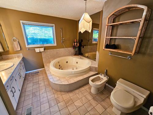 1392 Relkoff Road, Castlegar, BC - Indoor Photo Showing Bathroom